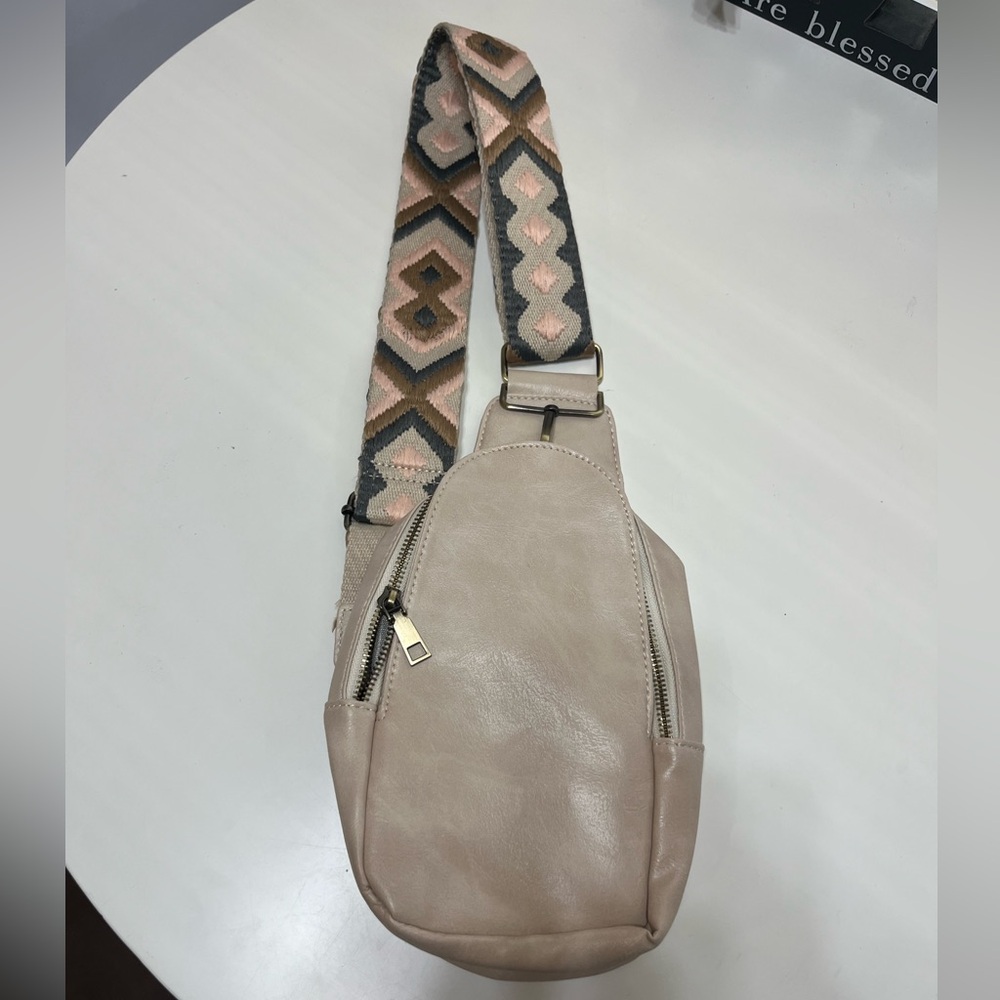 NWOT Sling crossbody bag.